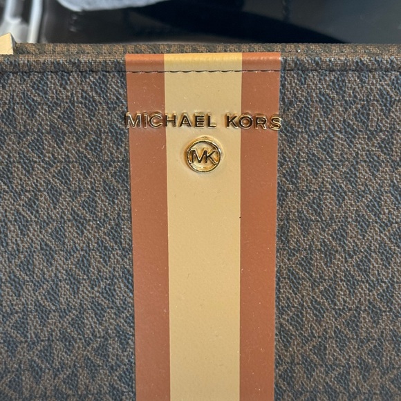 🤎Michael Kors Monogram Belt bag EUC - Picture 2 of 4
